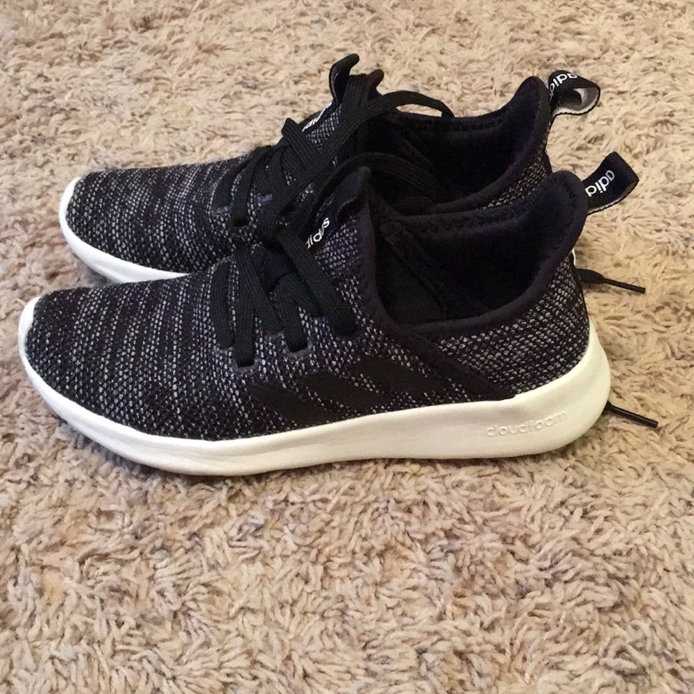 Women’s Adidas tennis shoe